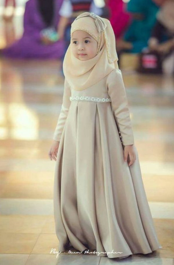 Hijab anak dengan warna metalik yang modis